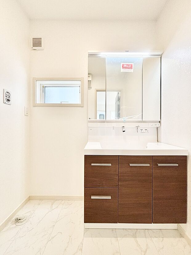 収納力と機能性に優れた洗面化粧台  