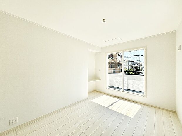 バルコニーが開放感をプラスしてくれる洋室  