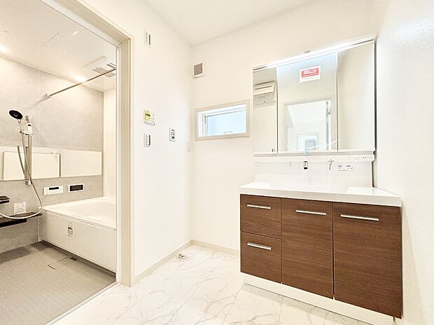 清潔感ある洗面化粧室で朝の身支度も快適  