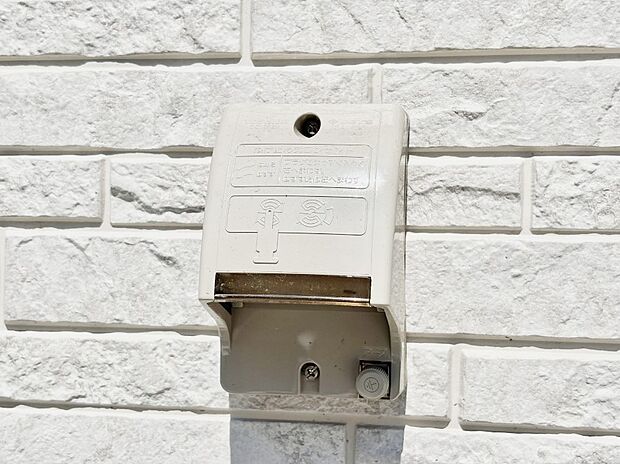 お掃除などに便利な外コンセント  