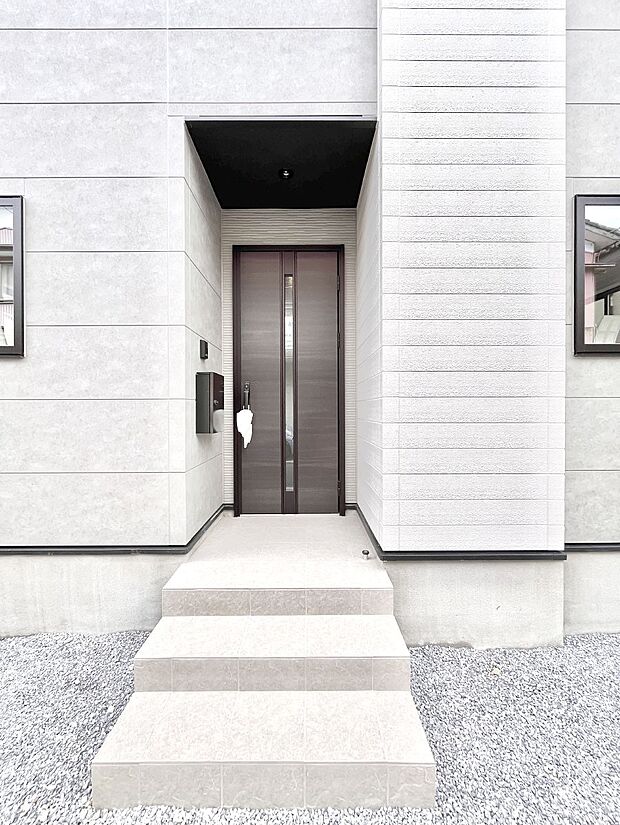 大切な家族、来客を出迎える玄関。