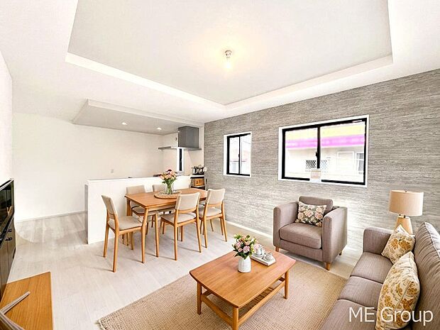 ご家族の賑やかな話し声で包まれる明るいリビング ※家具はCGです