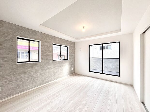 明るい2階リビング!外からの視線をシャットアウトして家族のプライバシーを守ります。