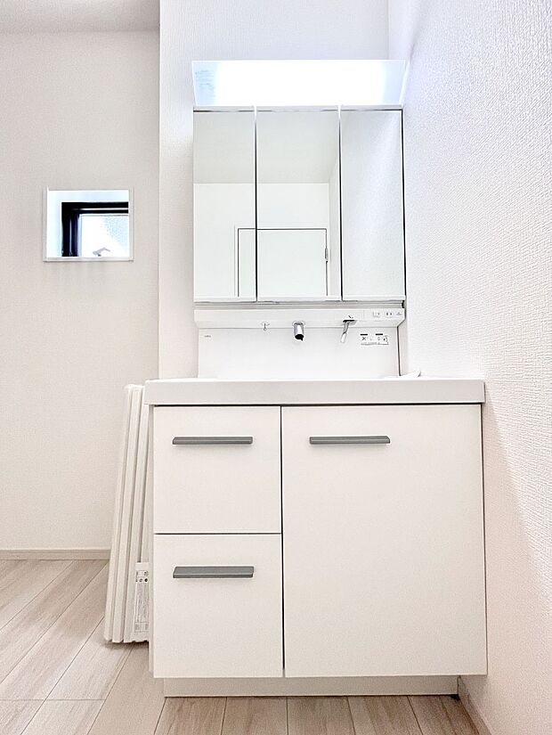 大きく見やすい三面鏡で清潔感ある洗面台は、身だしなみチェックや肌のお手入れにおすすめです。