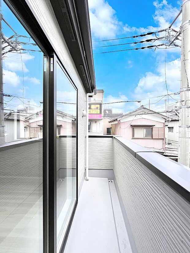 南向きのバルコニー!ご家族の洗濯物はもちろん、お布団もたっぷり干せます!