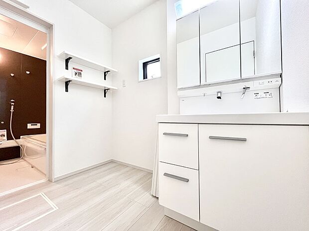 清潔感のある快適空間です。毎日の身支度も気持ち良くお使い頂けます。