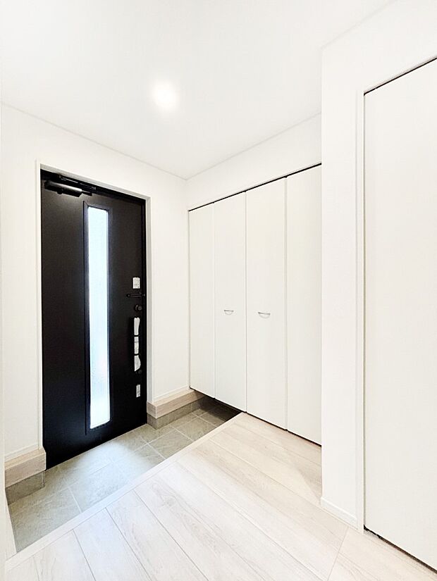 ご家族やお客様を気持ちよくお出迎え！明るい陽光が入り込む玄関。