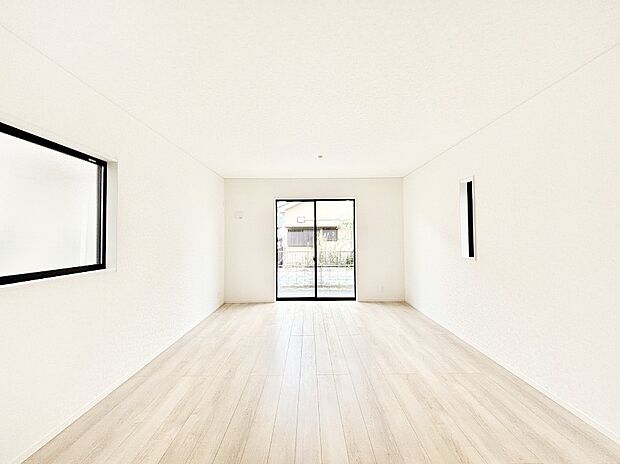 明るい陽光が注ぎ、寛ぎの雰囲気に満たされるリビングダイニング 