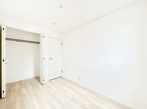 お子さまのお部屋としても！衣類の整理整頓に便利なクローゼット付きの洋室。