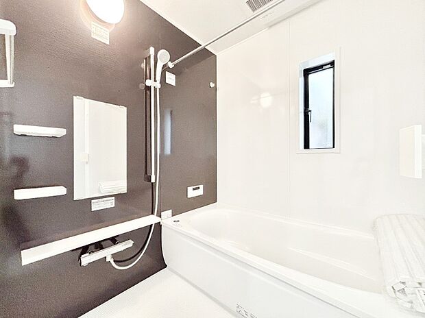 落ち着きのあるダークカラーを基調にしたバスルームで1日の疲れをリフレッシュ！