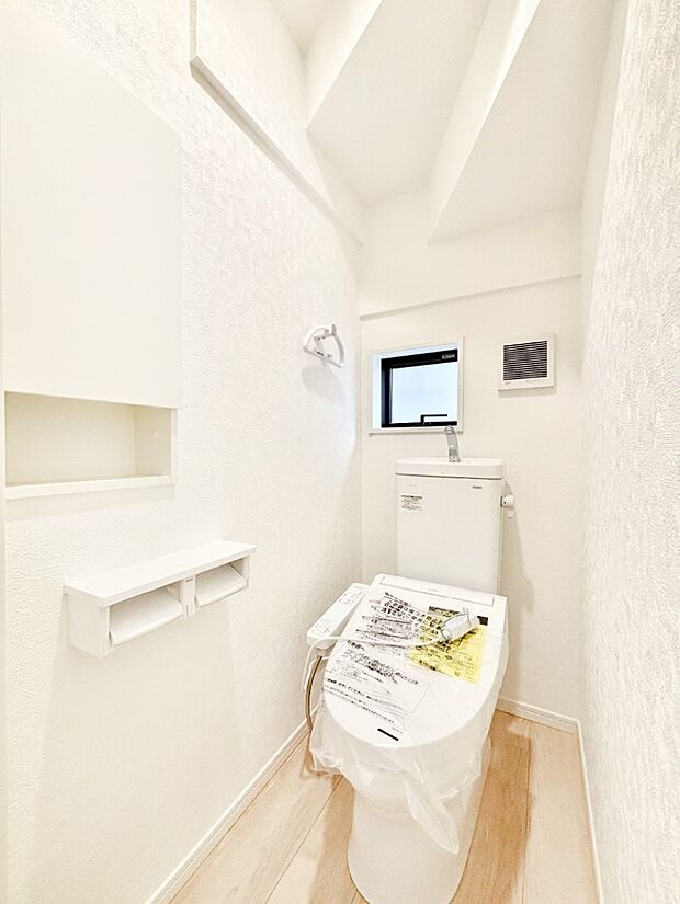 清潔感あるシャワートイレ。小窓から光が注ぎ込みます！