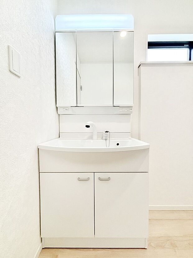 三面鏡キャビネット・シャワー付き洗面化粧台で忙しい朝の身支度もスムーズに！