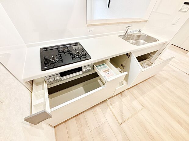 収納スペースもたっぷり！広々とした作業スペースで家事もラクラク！