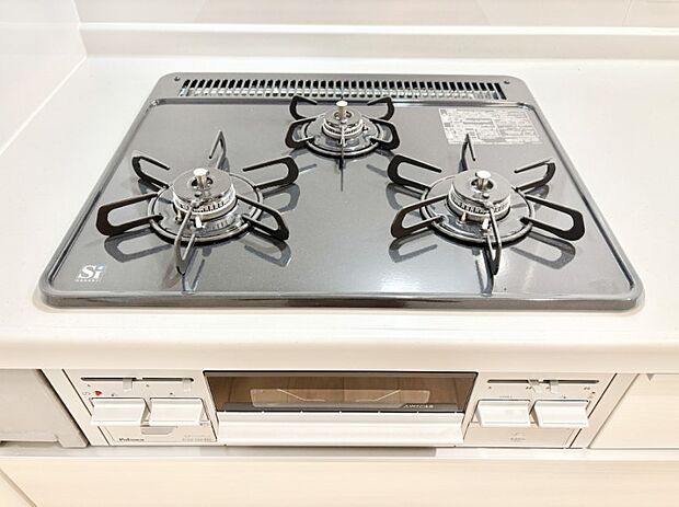 ガスコンロはＳｉセンサー搭載。火力調節や焦げ付き・消し忘れも防いでくれます。