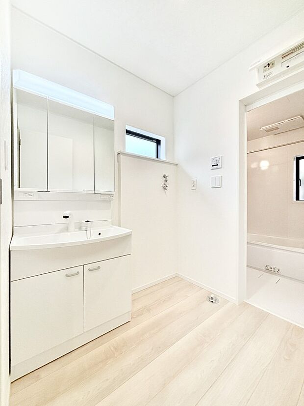 柔らかな朝の光を感じられる窓がついた洗面室