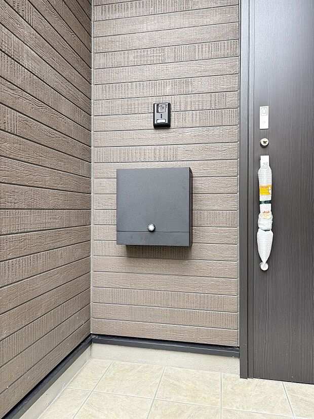 シンプルデザインのポスト。