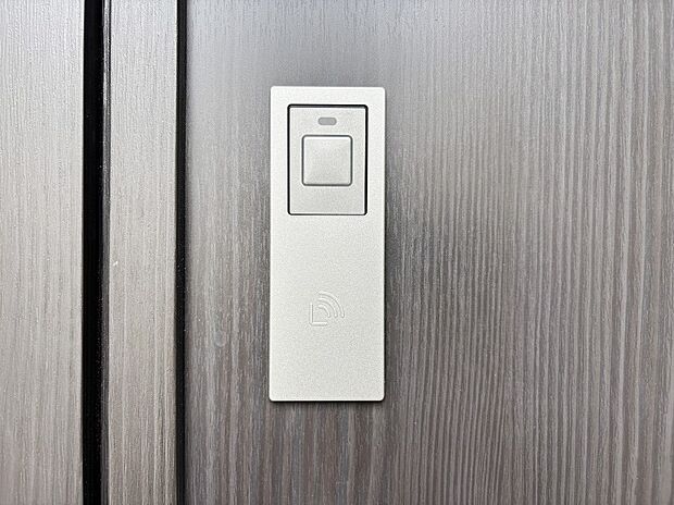 ボタンを押してかざすだけ！玄関ドアは電子キー仕様です。