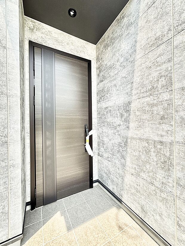 大切な家族、来客を出迎える玄関。