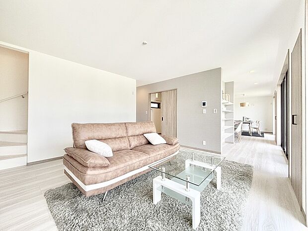 明るい陽光が注ぎ、寛ぎの雰囲気に満たされるリビング・ダイニング。   