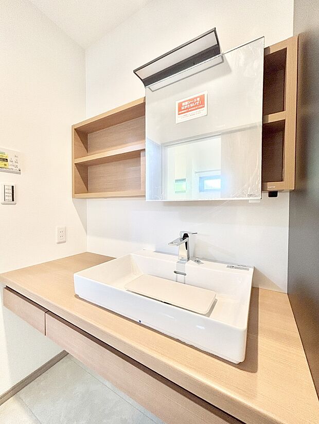 収納力と機能性に優れたお手入れラクラク洗面化粧台！