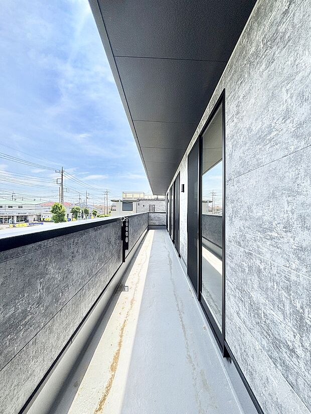 ゆったりバルコニーだから沢山お洗濯ものを干せます。