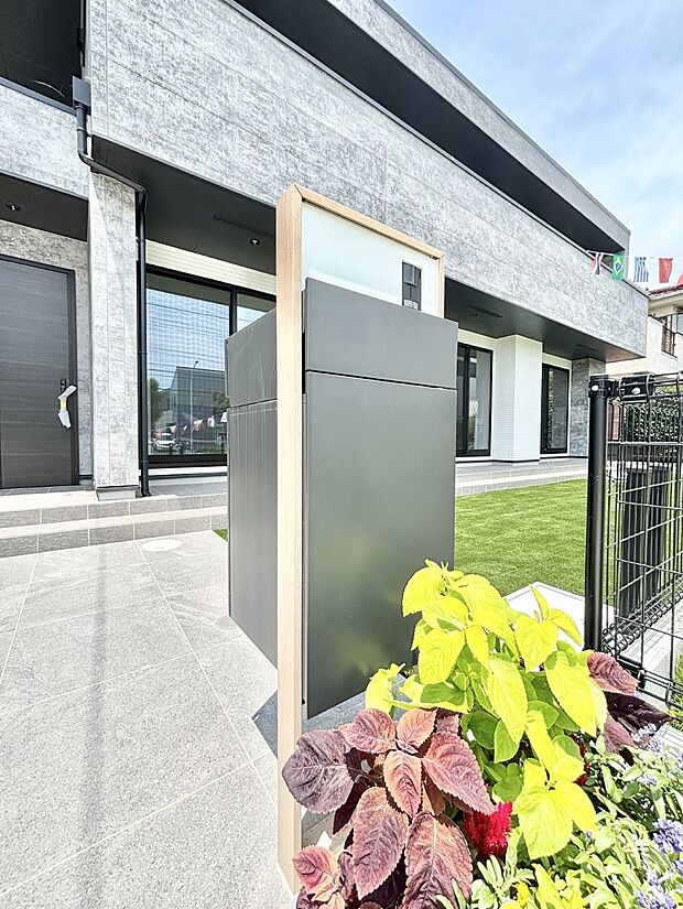 表札・インターホン・ポスト・宅配ＢＯＸをひとつに集約。エントランスになじむシンプルデザイン。