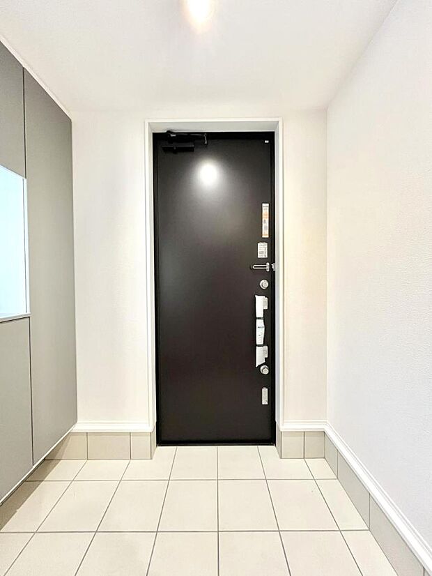 明るい玄関はお客様をお出迎えするのにぴったりです！ 