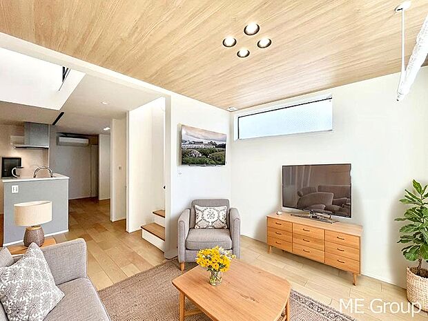 ご家族の賑やかな話し声で包まれる明るいリビング  ※家具はCGです