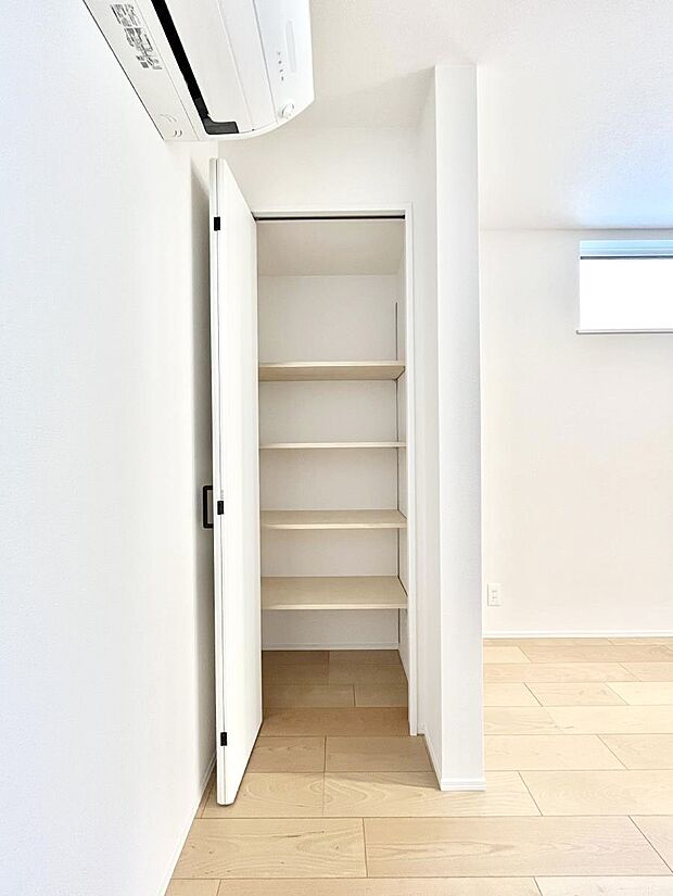 リビング収納。ここに収納があると物が集まるLDKがスッキリ片付きそうですね。  