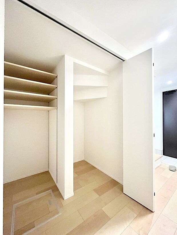 廊下収納。掃除道具や季節の小物を収納することができます。