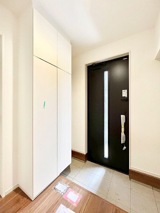 明るい玄関はお客様をお出迎えするのにぴったりです!