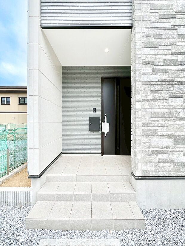 住まいの顔を演出する、玄関ドア。