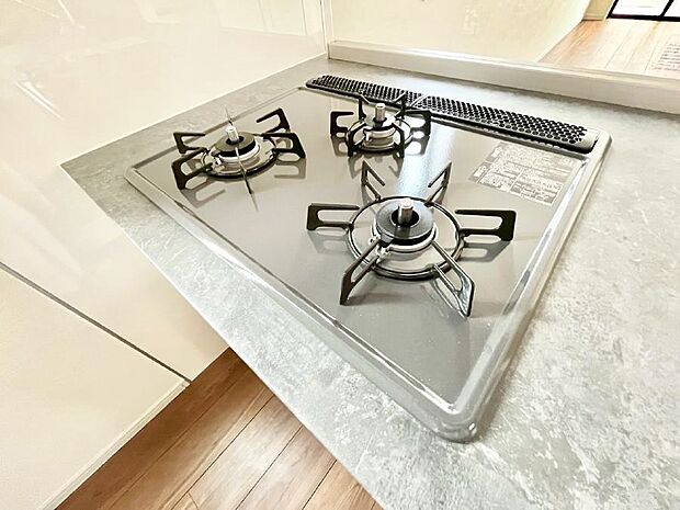 ガスコンロはSiセンサー搭載。火力調節や焦げ付き・消し忘れも防いでくれます。