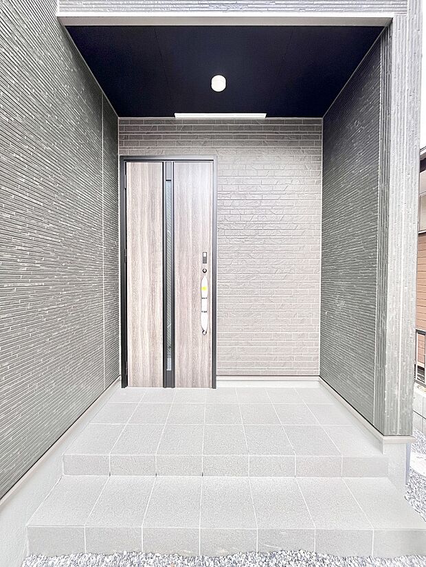 大切な家族、来客を出迎える玄関。