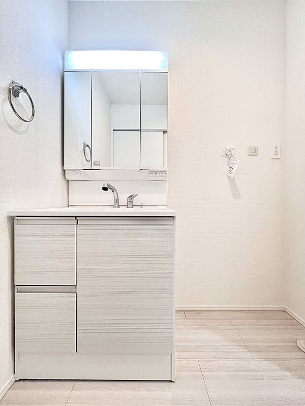 収納力と機能性に優れた洗面化粧台  