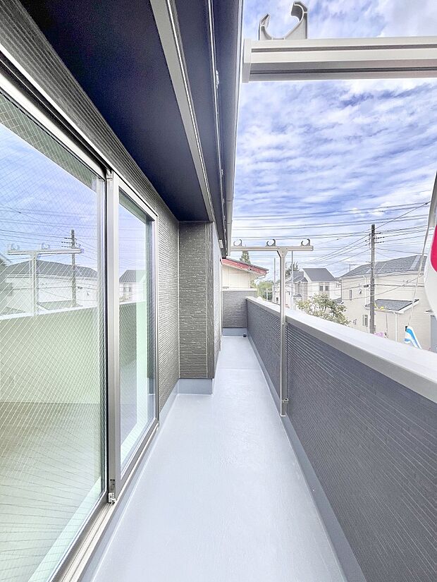 ゆったりバルコニーだから沢山お洗濯ものを干せます。