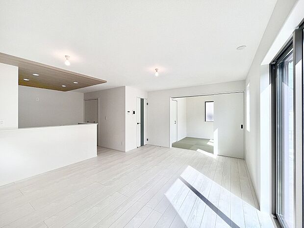 明るい陽光が注ぎ、寛ぎの雰囲気に満たされるダイニング。   