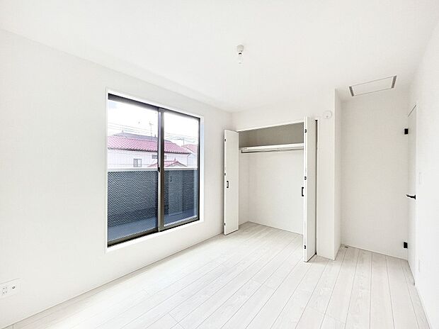 バルコニーが開放感をプラスしてくれる洋室  