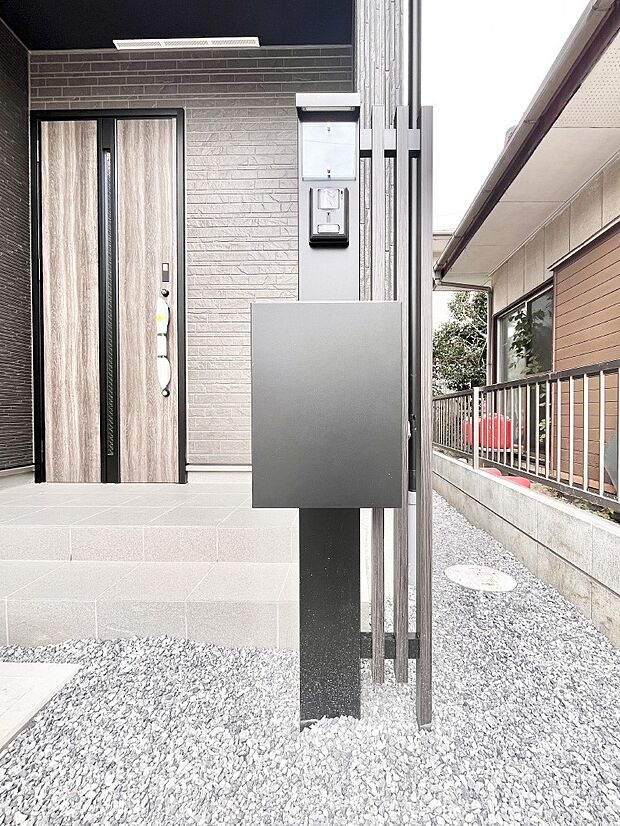 シンプルデザインのポスト。