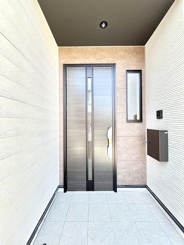 大切な家族、来客を出迎える玄関。