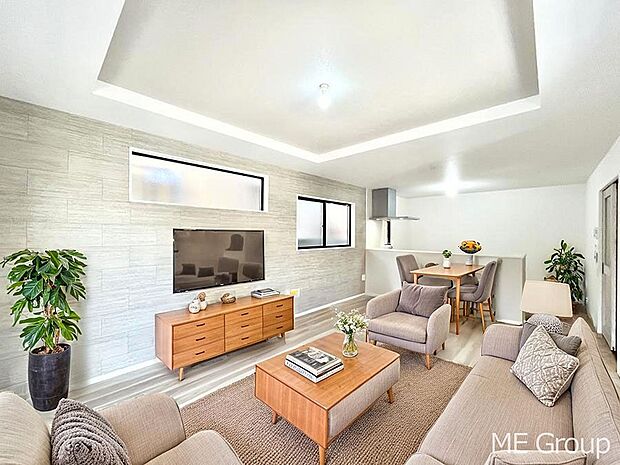 ご家族の賑やかな話し声で包まれる明るいリビング ※家具はCGです