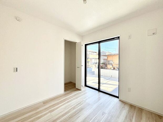 窓からのやさしい光が心地よいプライベートルーム