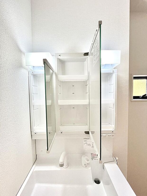 三面鏡の裏に、化粧品や衛生用品などを収納可能。洗面台をすっきりと保ちます!