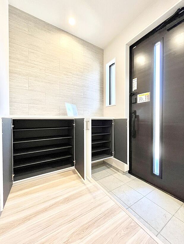 たっぷり収納できるシューズボックスで家族全員の靴も、玄関すっきり。