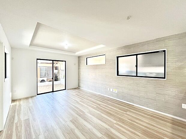 大きな窓からたっぷりの陽光と風を感じられるリビング