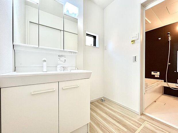 清潔感のある快適空間です。毎日の身支度も気持ち良くお使い頂けます。