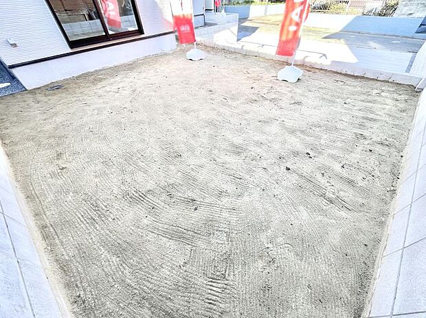 ガーデニングや家庭菜園も楽しめるお庭付き。