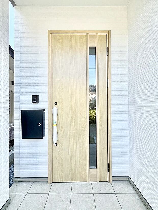 大切な家族、来客を出迎える玄関。玄関前は屋根付きで雨が降っていても濡れにくいです。