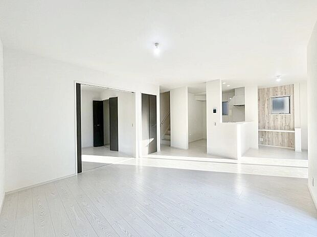 家族団らんの時間も増えそうなくつろぎのリビングダイニング。