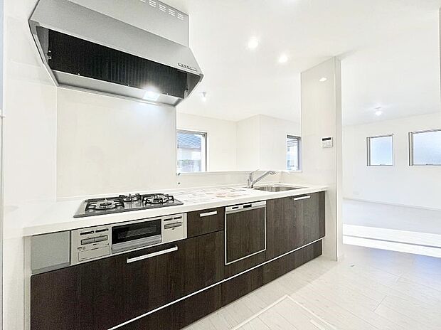 カウンター越しに楽しいおしゃべり。いつものお料理がもっと美味しくなりそうですね。